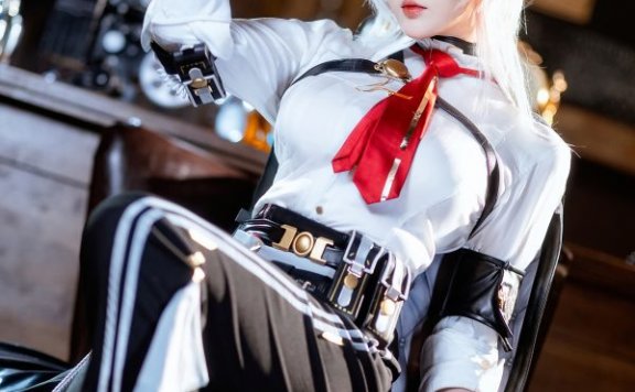 低角度里的自信张力:瓜希酱鸣潮赞妮COS演绎下班宣言美学