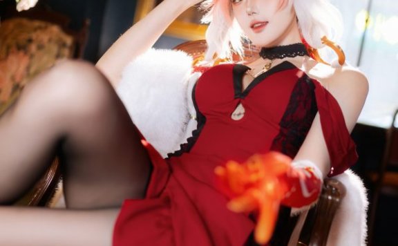 鸣潮长离礼服COS赏析:瓜希酱优雅与掌控感并存的高还原演绎