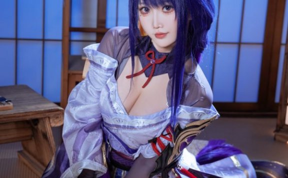 雷光未落威仪先至:面饼仙儿COS演绎雷电将军的威仪与冷艳气场