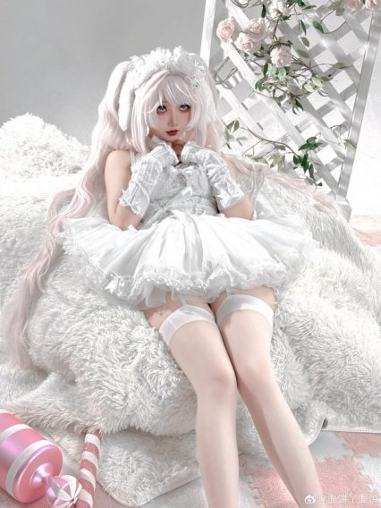 面饼仙儿花嫁版爱丽丝COS：体验胜利女神·妮姬甜美梦幻之旅