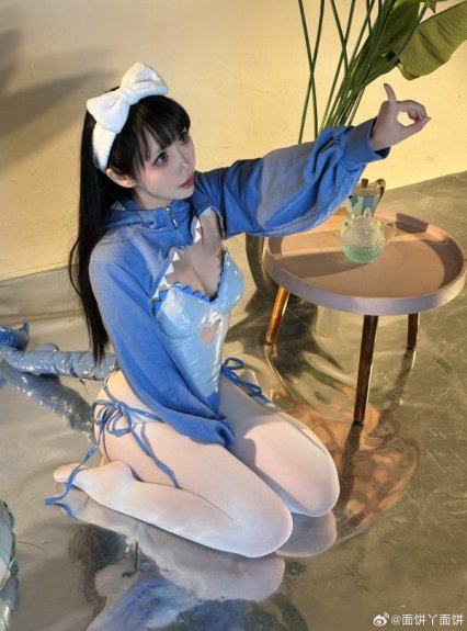 面饼仙儿鲨鱼COS赏析:演绎丝袜泳装版鲨鱼少女的俏皮与可爱