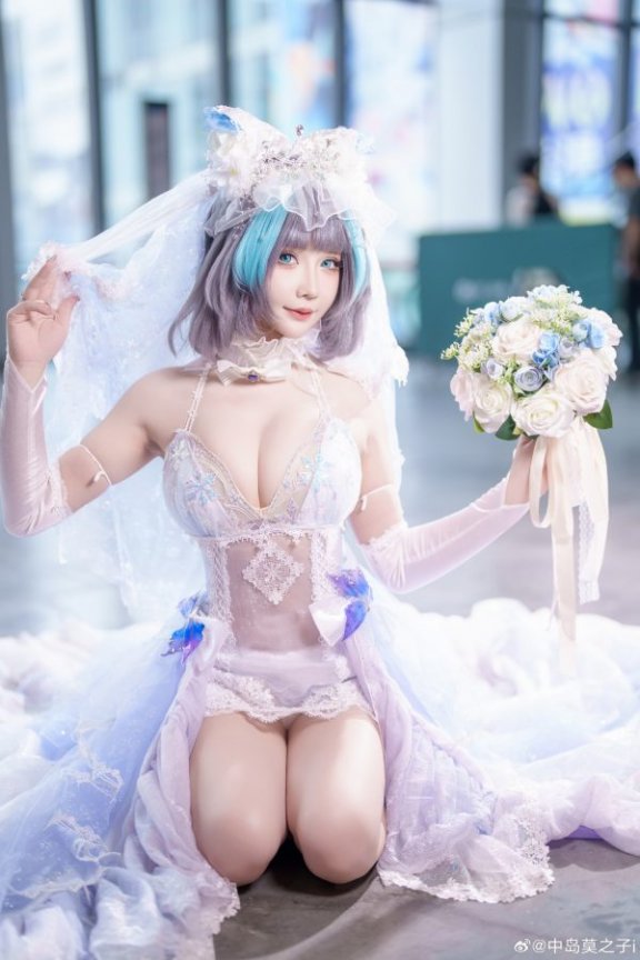 当柴郡穿上婚纱：中岛莫之子i的甜系花嫁COS把陪伴感具象化了