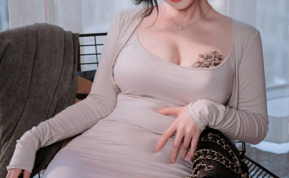 rioko凉凉子邻居姐姐COS:诠释KPring妈咪风轻熟的温柔杀伤力