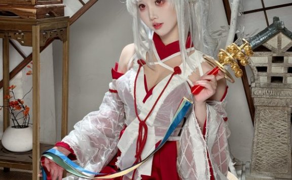 面饼仙儿碧蓝航线COS赏析:演绎跨年新年版三隈的娇俏与优雅