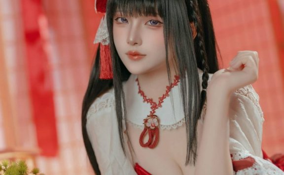 屿鱼Yukako碧蓝航线COS：演绎巫女兔版大山的温柔与神秘张力