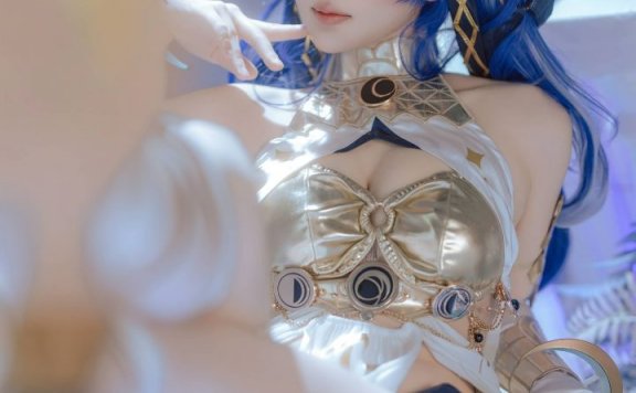 屿鱼Yukako鸣潮尤诺COS：演绎蓝白金配色下的理性与优雅张力