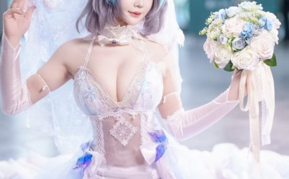 当柴郡穿上婚纱：中岛莫之子i的甜系花嫁COS把陪伴感具象化了