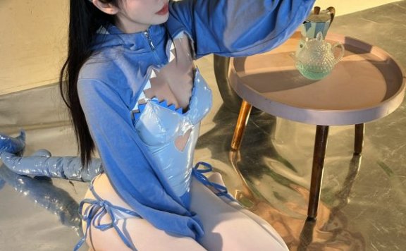面饼仙儿鲨鱼COS赏析:演绎丝袜泳装版鲨鱼少女的俏皮与可爱