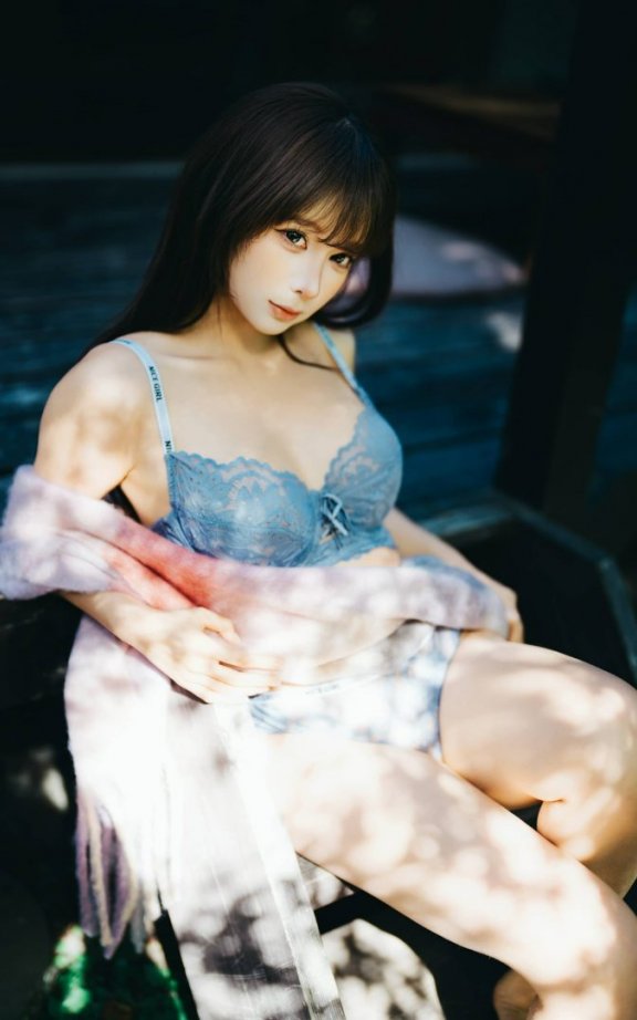 蠢沫沫冬日COS氛围赏析:光在冬日停留她在温度之外轻声呼吸