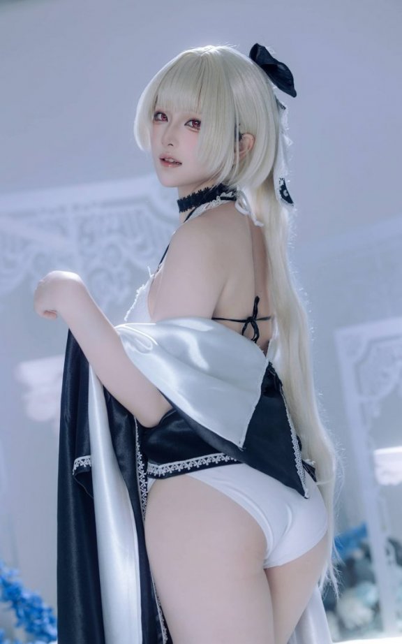 屿鱼Yukako礼服版可畏COS｜演绎冷感美人如何拿捏优雅与性感