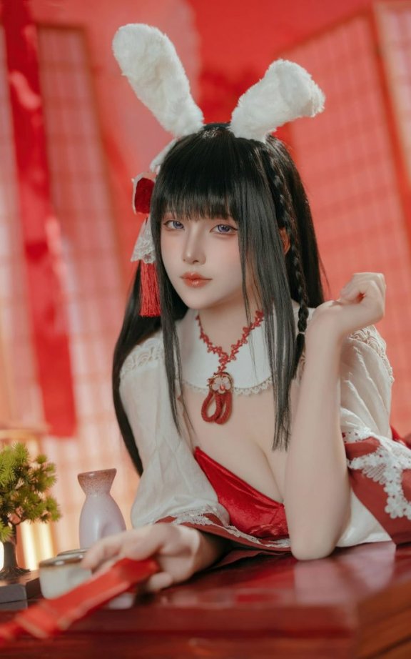 屿鱼Yukako碧蓝航线COS：演绎巫女兔版大山的温柔与神秘张力