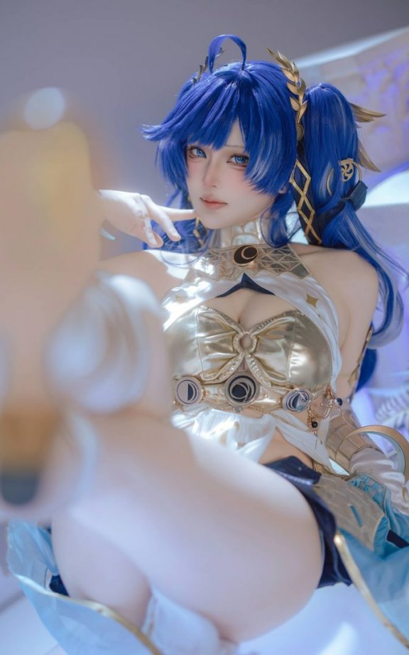 屿鱼Yukako鸣潮尤诺COS：演绎蓝白金配色下的理性与优雅张力