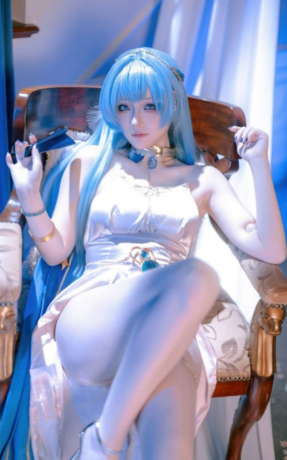 屿鱼Yukako海伦COS｜礼服版妮姬高贵冷艳，优雅与掌控感拉满