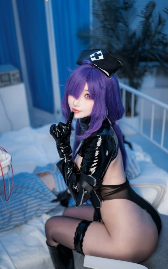 rioko凉凉子碧蓝航线COS赏析：演绎黑护士莫加多尔的冷艳诱惑