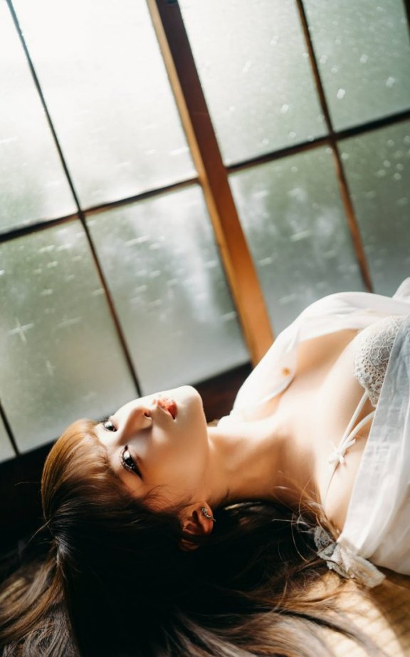 《阳》光影下的蠢沫沫COS赏析：白裙半透+清新少女的魅力展现