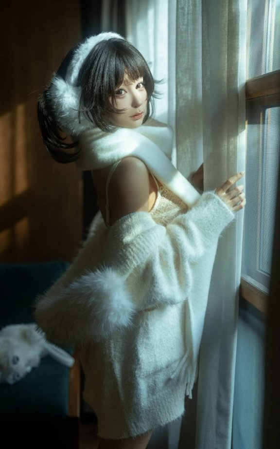 蠢沫沫白毛衣比基尼COS赏析：演绎清新可爱少女感的光影魅力