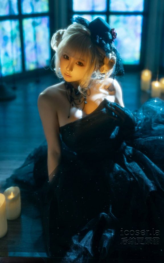 蠢沫沫黑婚纱COS惊艳出圈!演绎教堂里的哥特风美学与光影叙事