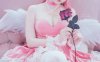 粉色天使的优雅瞬间：霜月shimoCOS演绎轻微性感与丝袜魅力