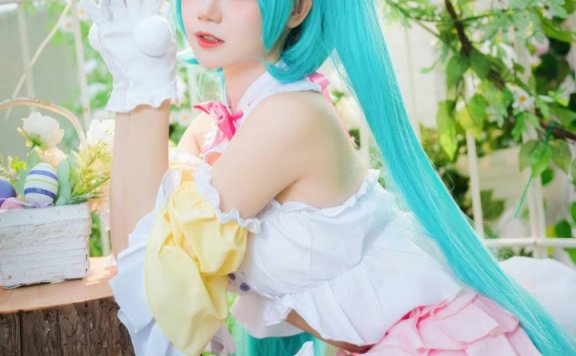 焖焖碳初音未来COS赏析:复活节兔演绎葱色奇迹的春日礼赞