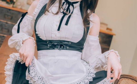 霜月Shimo丝袜版女仆COS：高还原度角色演绎与摄影构图解读