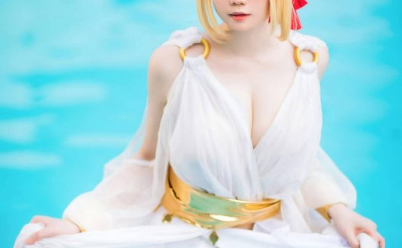 《FGO》跨越次元的蔷薇余韵:焖焖碳尼禄白色睡裙版COS赏析