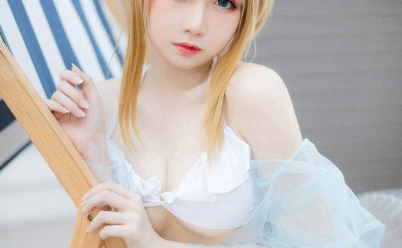 纯白荷叶边的盛夏交响:焖焖碳索米COS少女前线的仲夏之约