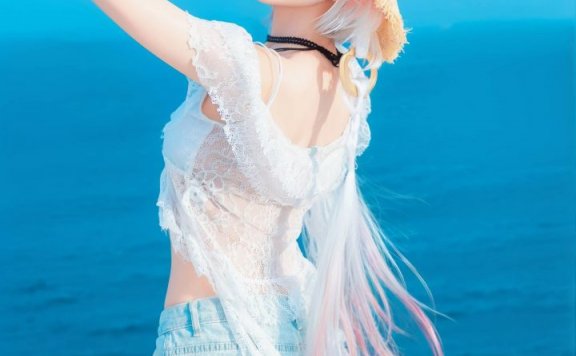 日常版鸣潮长离COS赏析：Shika小鹿鹿海边演绎优雅冷感之美
