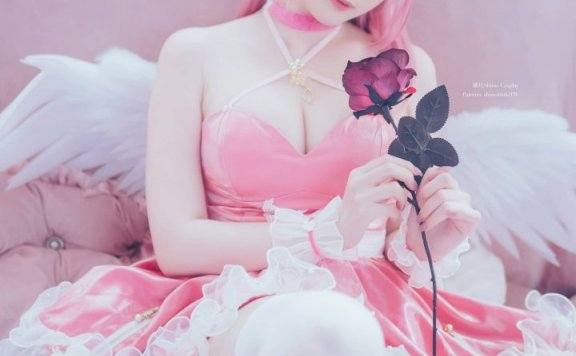 粉色天使的优雅瞬间：霜月shimoCOS演绎轻微性感与丝袜魅力