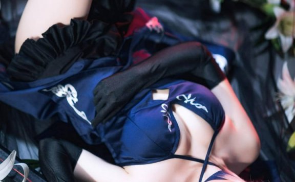 焖焖碳黑枪呆COS:当禁欲系旗袍遇见凛冬之王这曲线张力绝了
