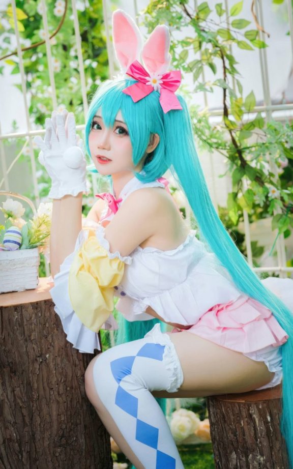 焖焖碳初音未来COS赏析：复活节兔演绎葱色奇迹的春日礼赞