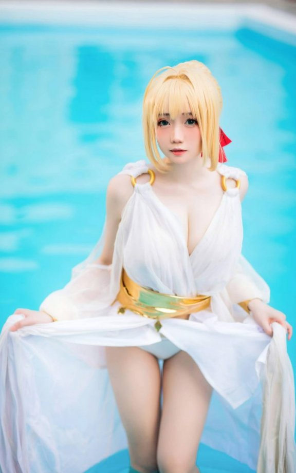 《FGO》跨越次元的蔷薇余韵:焖焖碳尼禄白色睡裙版COS赏析