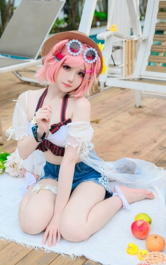 心动暴击！焖焖碳泳装澄闪COS演绎菲林少女的治愈系轻熟感