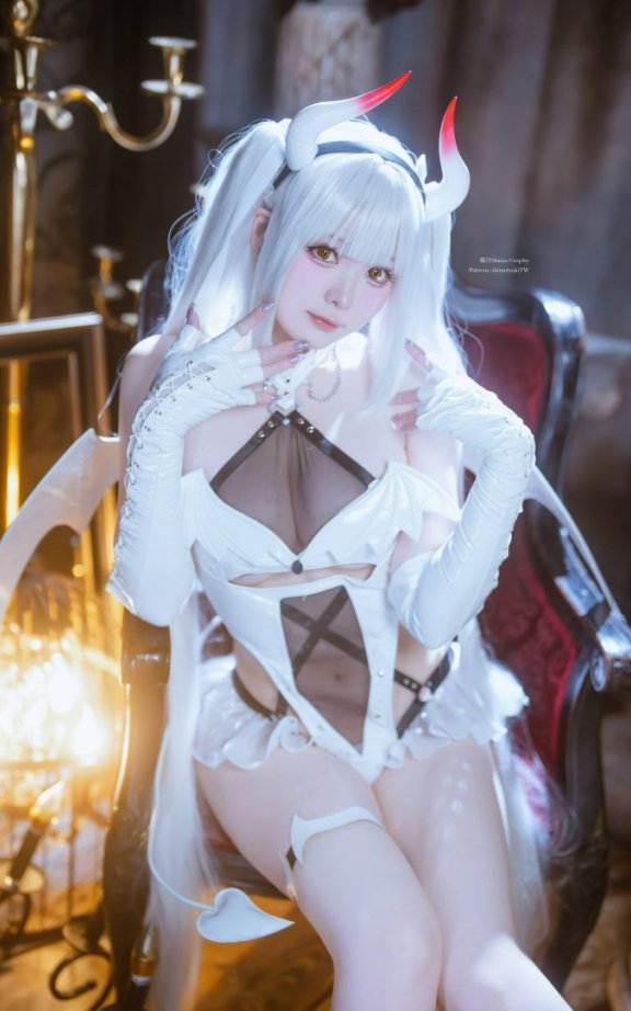 霜月Shimo白色恶魔COS｜演绎Blanc Demon的冷艳与神秘魅力