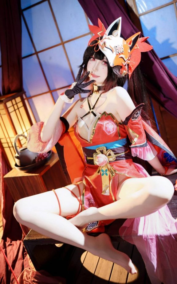 焖焖碳花火COS:揭开狐面,落入“欢愉”剧场的绝美危险盛宴