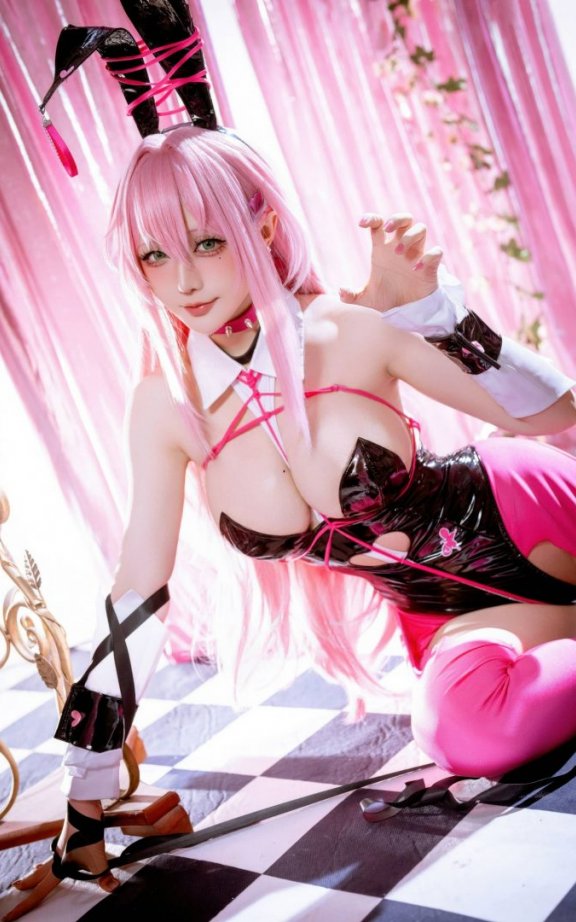星之迟迟薇尔维特COS：演绎兔女郎妮姬的性感与光影构图解析