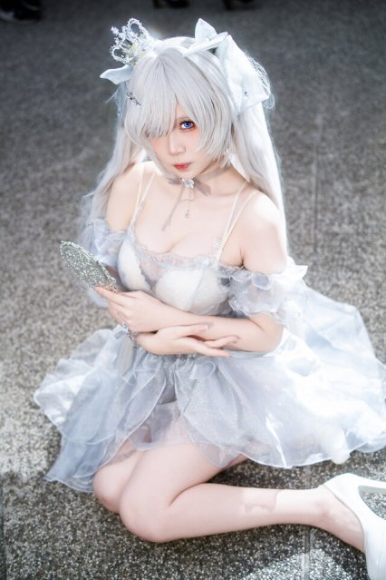 黒川cowcow妮姬灰姑娘COS：梦幻水晶礼裙，童话感直接拉满