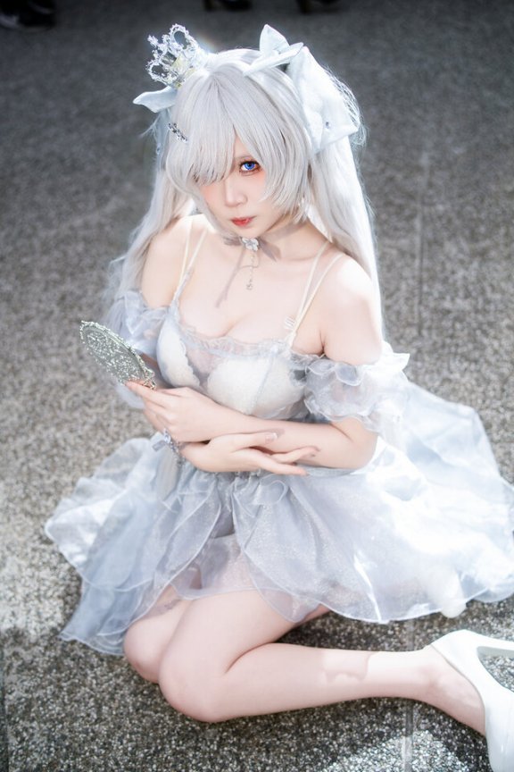 黒川cowcow妮姬灰姑娘COS:梦幻水晶礼裙,童话感直接拉满