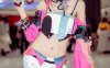 明日方舟伊冯COS赏析：粉发少女火力全开，还原未来战斗美学