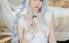 碧蓝航线兔子恶毒COS：焖焖碳演绎冷白梦境中的慵懒少女感
