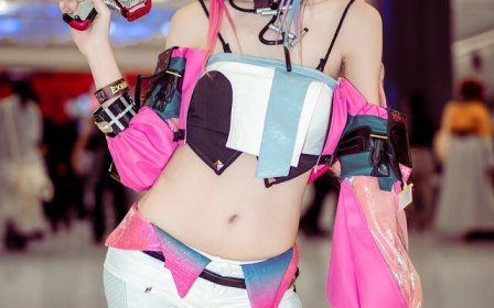 明日方舟伊冯COS赏析:粉发少女火力全开,还原未来战斗美学