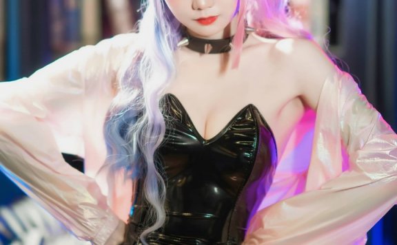 焖焖碳异色兔cos:丝袜兔女郎与都市夜色交织的赛博朋克美学