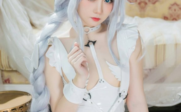 碧蓝航线兔子恶毒COS:焖焖碳演绎冷白梦境中的慵懒少女感