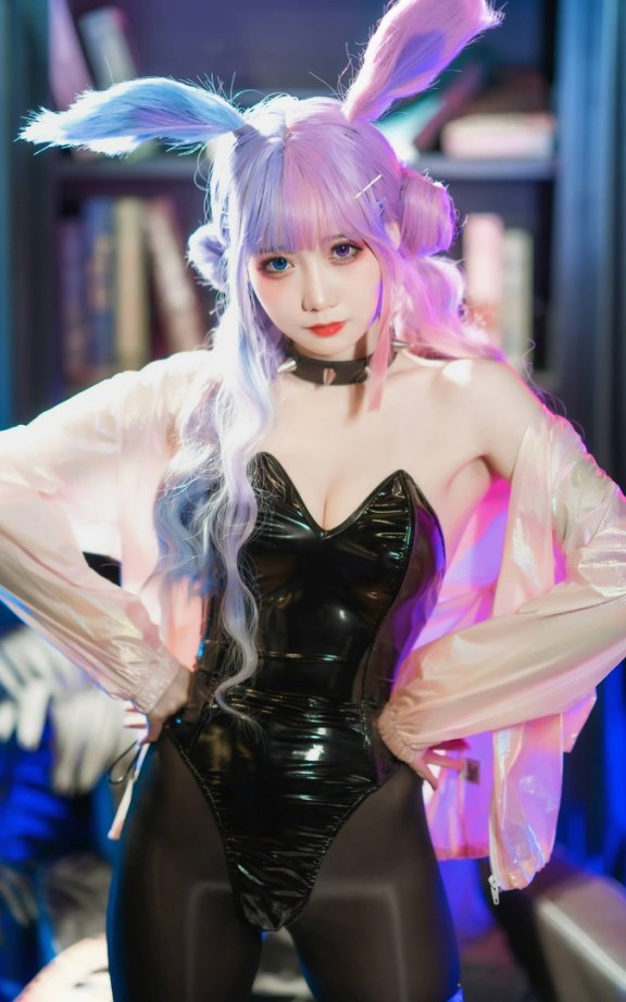 焖焖碳异色兔cos:丝袜兔女郎与都市夜色交织的赛博朋克美学