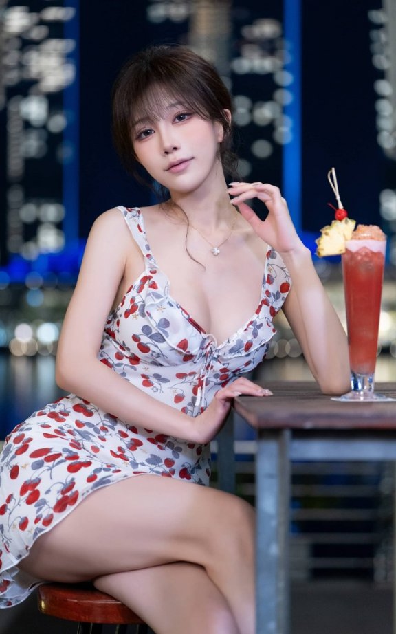 水淼aqua恋人COS:新加坡夜拍与碎花裙打造电影感约会氛围