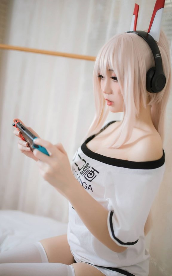 焖焖碳绫波丽COS：家宅版EVA少女的温柔与孤独感完美呈现