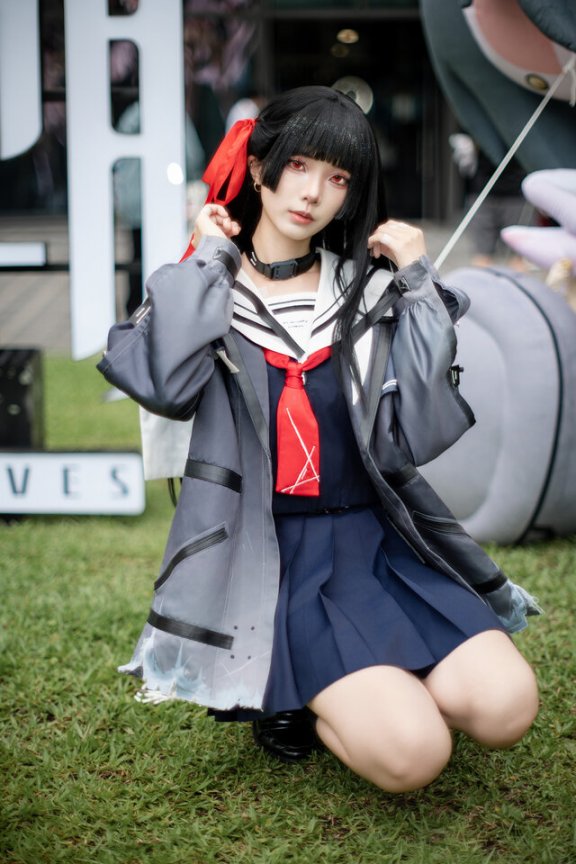 四巫日モミ朽叶千咲cos赏析:黑白红水手服演绎冷感少女魅力