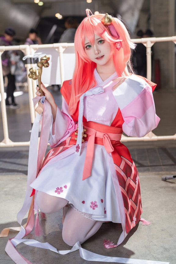 樱色巫女降临!PikuPiku樱巫女cos还原神社偶像的治愈魅力