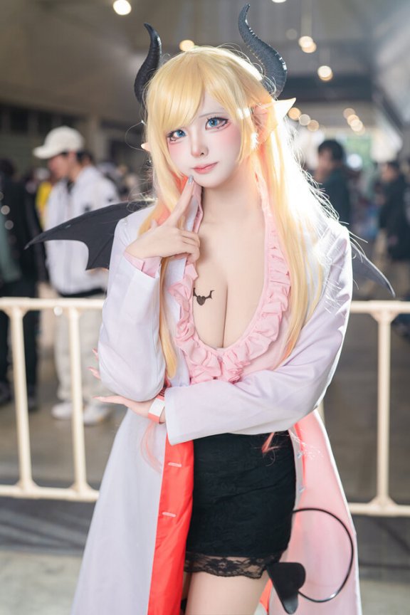 𝗥𝗶𝗲𝘀𝗲癒月巧可cos:化身恶魔护士,甜美气质与神秘完美交织