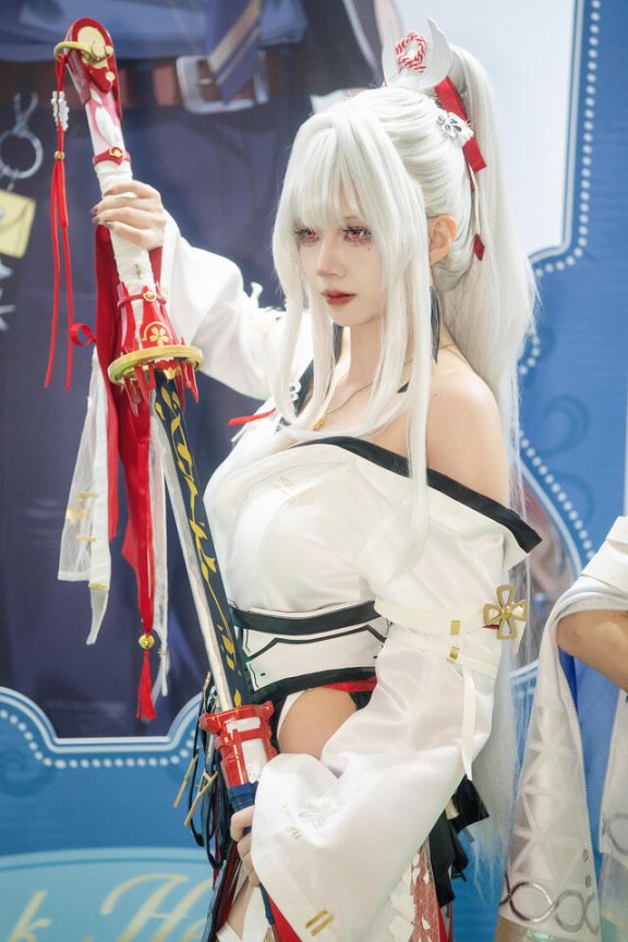 xuan阿璇绯雪COS:化身白衣绯刃,以东方美学诠释角色魅力