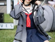 四巫日モミ朽叶千咲cos赏析：黑白红水手服演绎冷感少女魅力